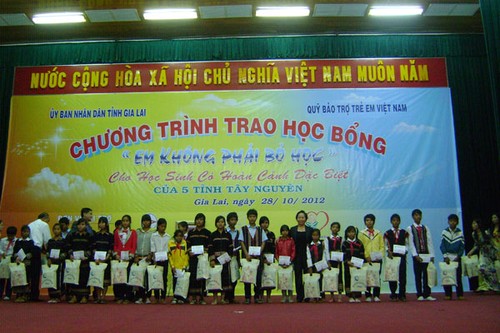 Vice President Nguyen Thi Doan presents scholarship to disadvantaged children  - ảnh 1